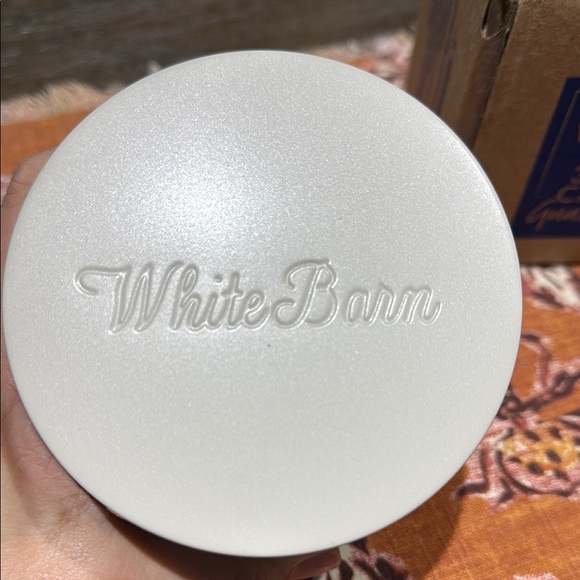 White Barn Cinnamon Spiced Vanilla Candle - Picture 2 of 4